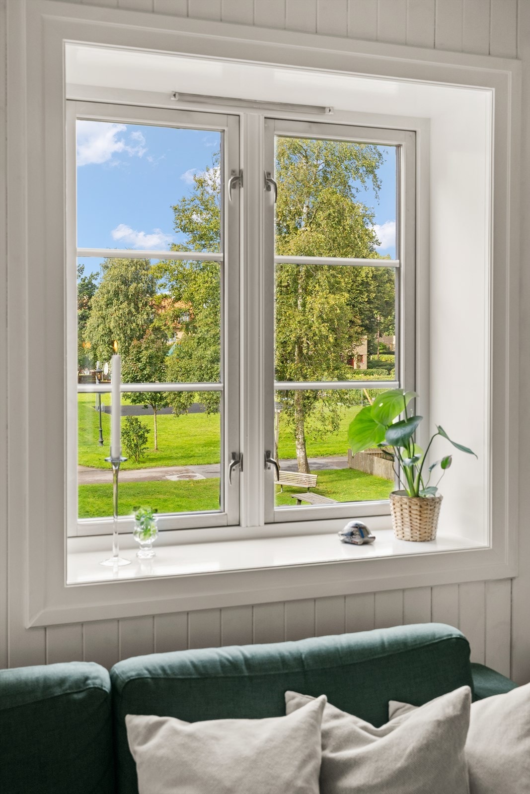 Store vindusflater gir godt med naturlig lysinnslipp. Galleribilde