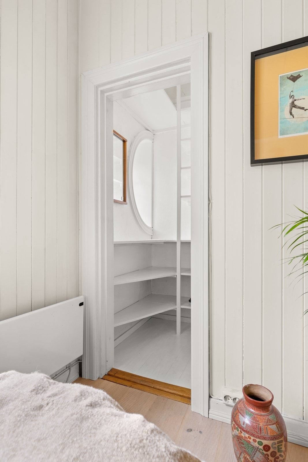 Fra stuen har du i tillegg enkel adkomst til et fint og praktisk omkledningsrom. Galleribilde
