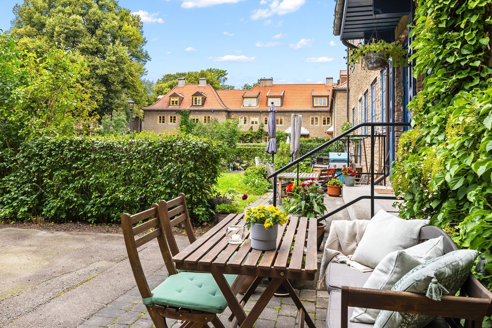 Boligen disponerer en herlig uteplass med flere ulike soner. Galleribilde