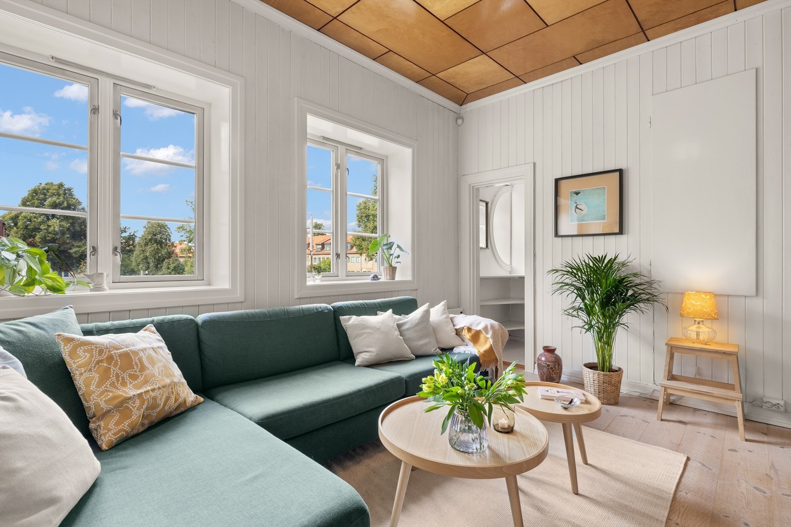Stuen er av god størrelse med fin plass til sofagruppe, salongbord samt annet ønsket møblement. Galleribilde