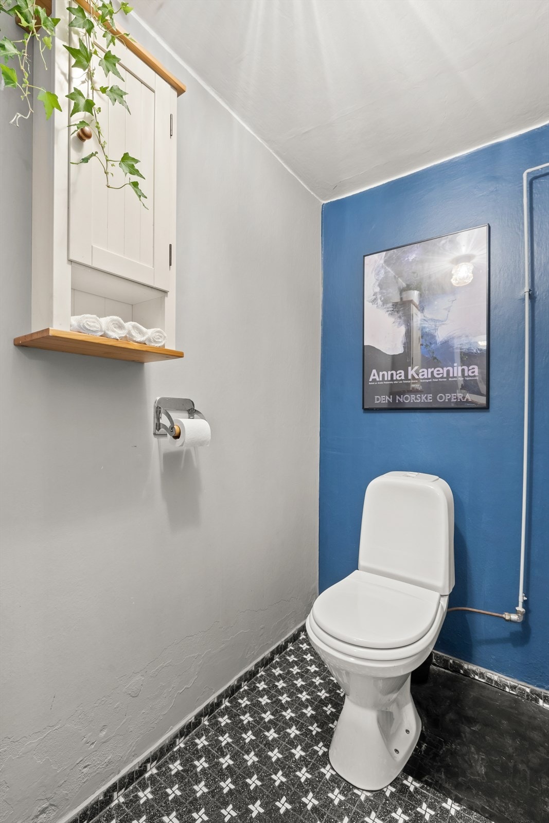 Toalettrom med gulvstående toalett. Galleribilde