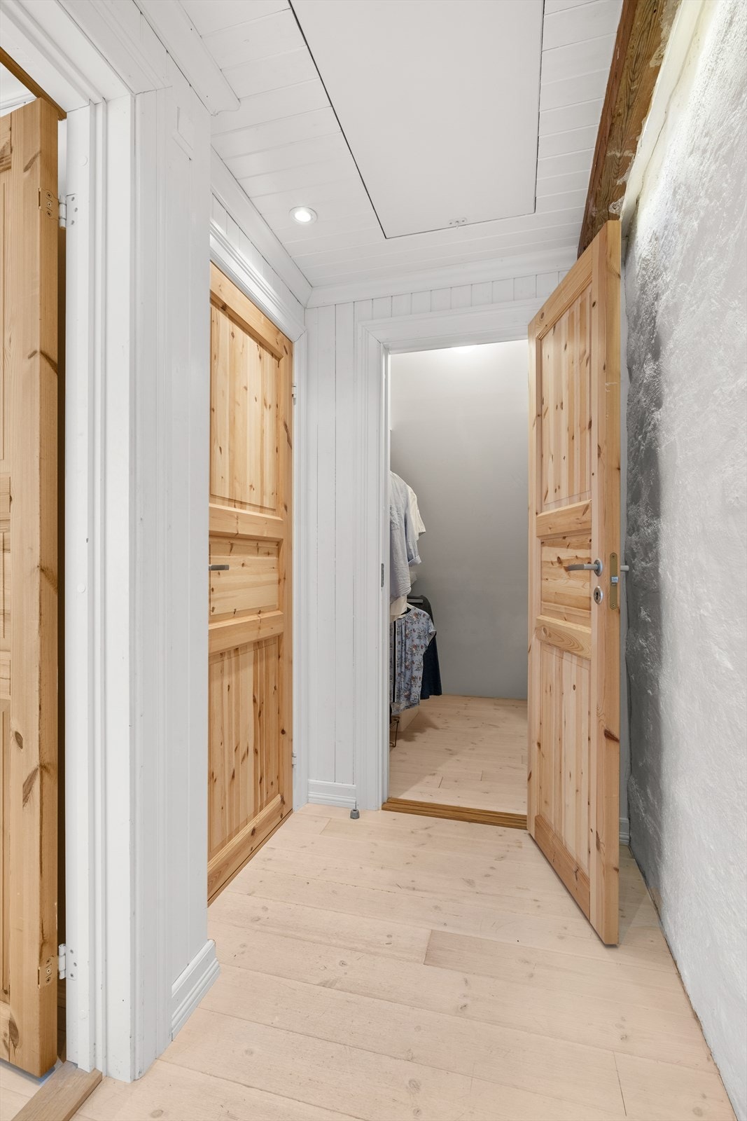 Trapperom med ekstra bod. Her er det plass til klesoppheng og hyller til klær og sko. Galleribilde