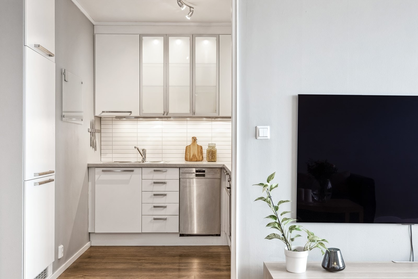 Innredningen har hvite slette fronter og laminat benkeplate. Galleribilde