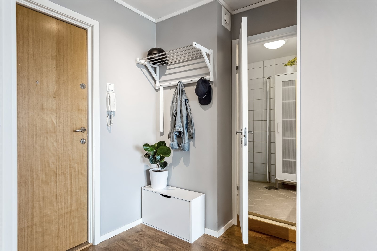 Her ønskes du velkommen inn i en entré med plass til å oppbevare ytterklær. Galleribilde