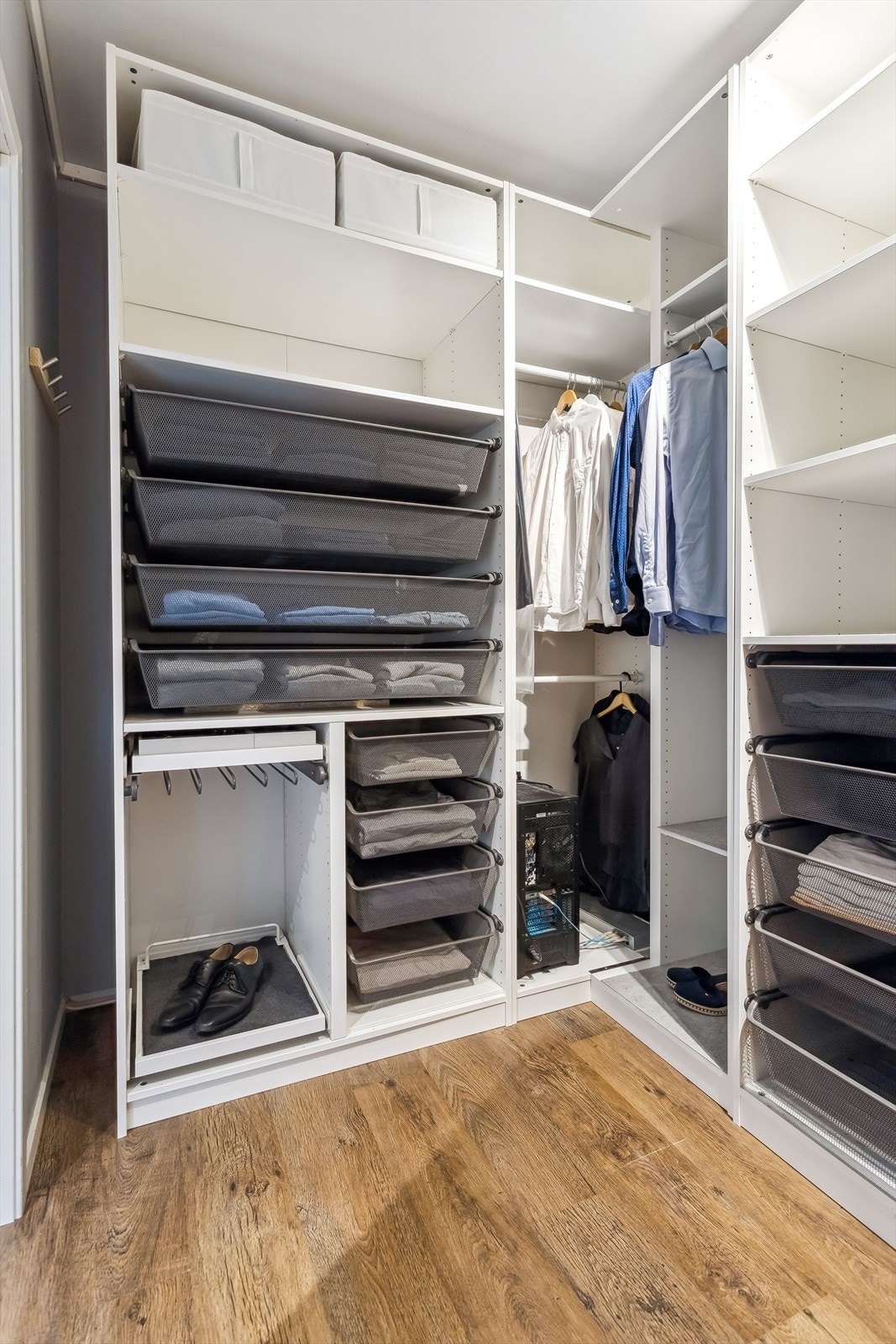 Innvendig bod er praktisk innredet som et walk-in-closet. Galleribilde