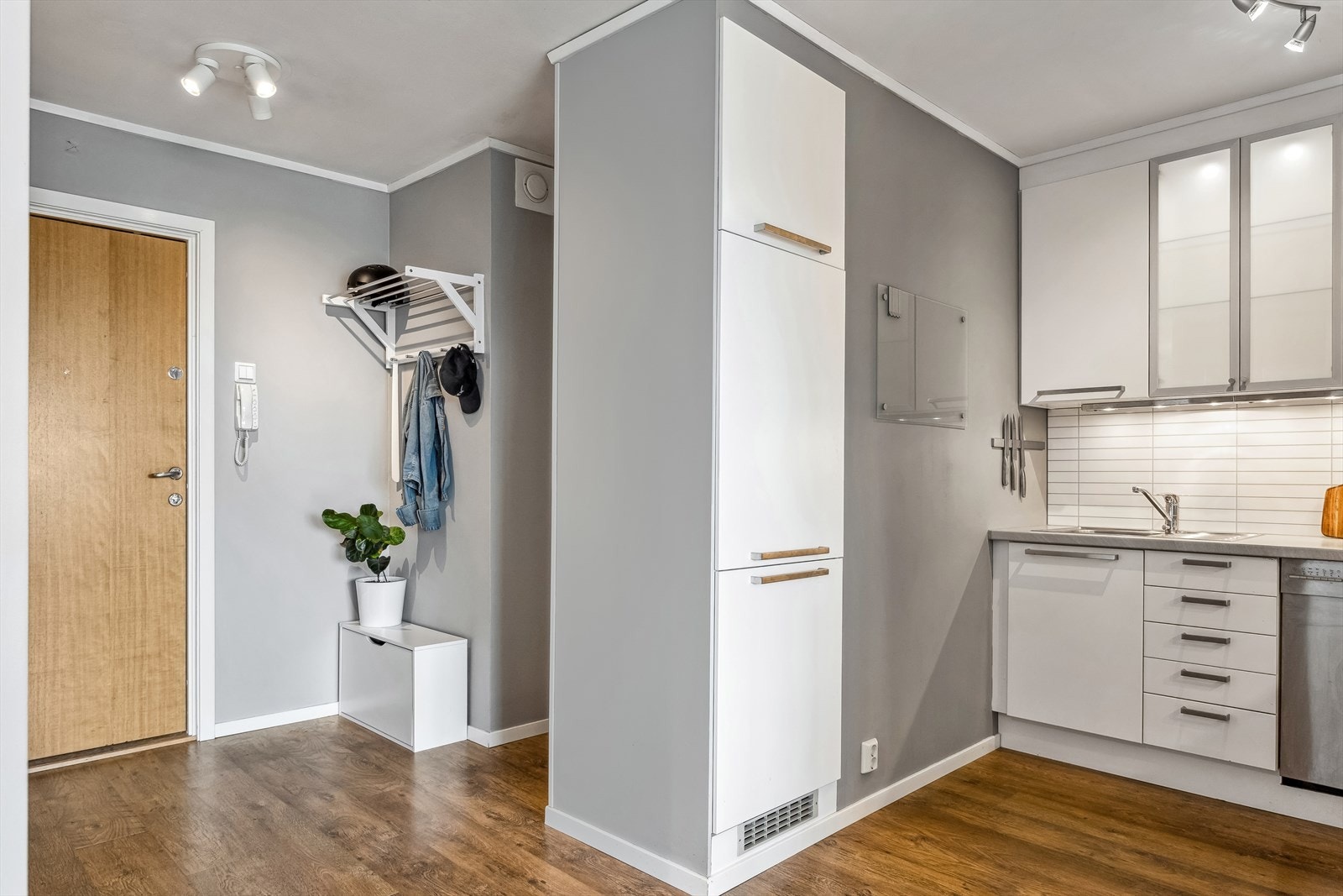 Velkommen inn! God entré med plass til å sette fra seg sko og henge fra seg yttertøy. Galleribilde