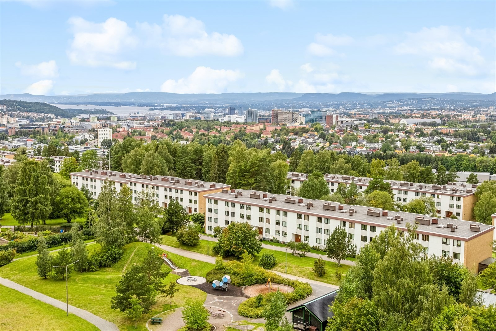 Her bor du i umiddelbar nærhet til Tveita Senter og offentlig kommunikasjon. Med Østmarka i nærområdet har man alt en kan drømme om av turmuligheter, sommer som vinter. Galleribilde