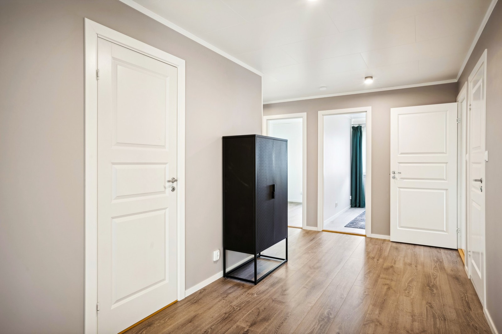 1. etasje har BRA-i 141 m², og består av gang, entré, stue, kjøkken, 2 bad, vaskerom, 5 soverom, trapperom og kott. Galleribilde
