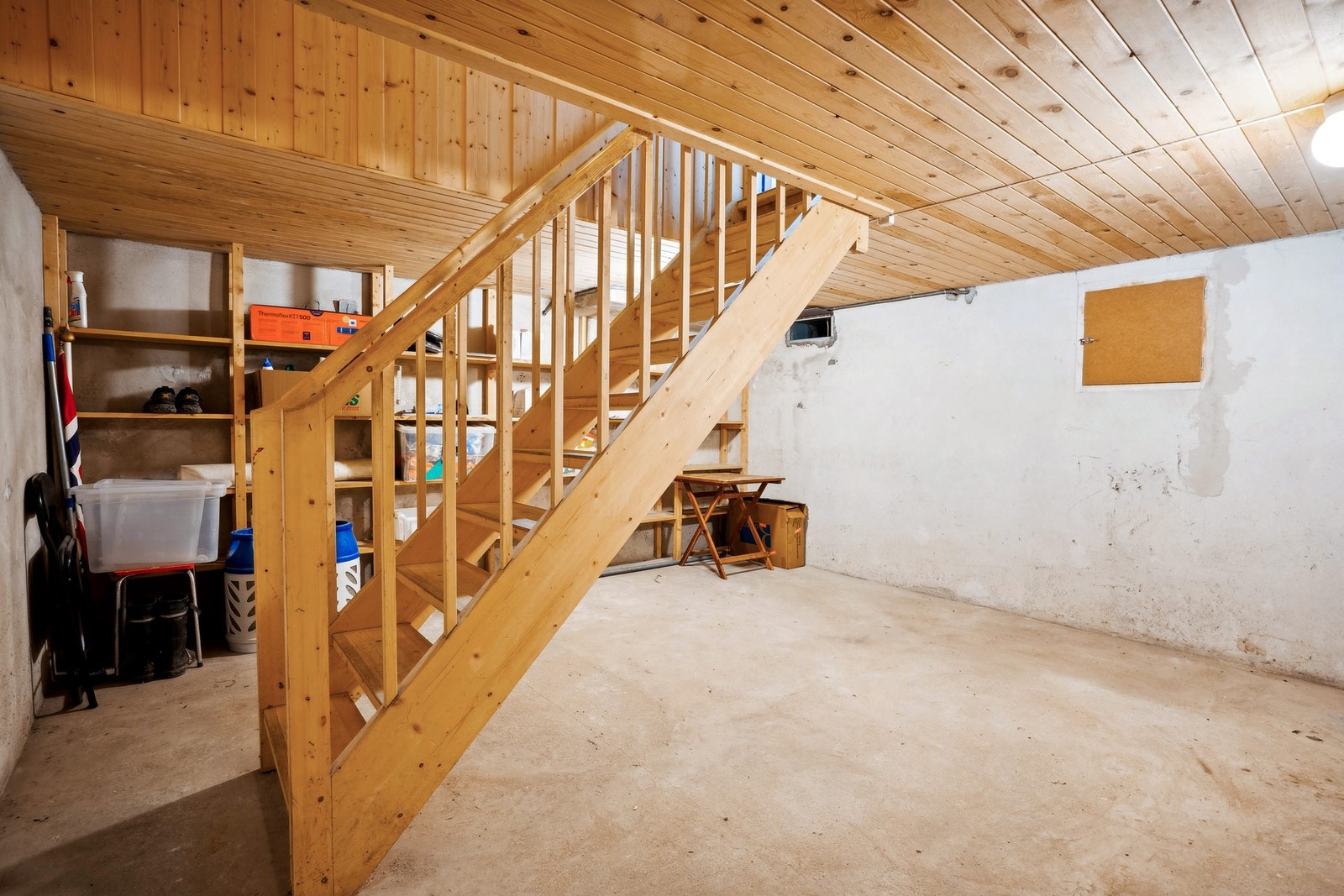 Kjelleren med bod har en størrelse på 21m² med adkomst til krypkjeller via luke. Galleribilde
