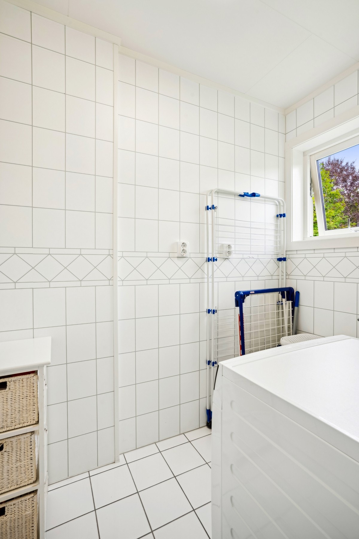 Moderne vaskerom med lyse overflater. Galleribilde