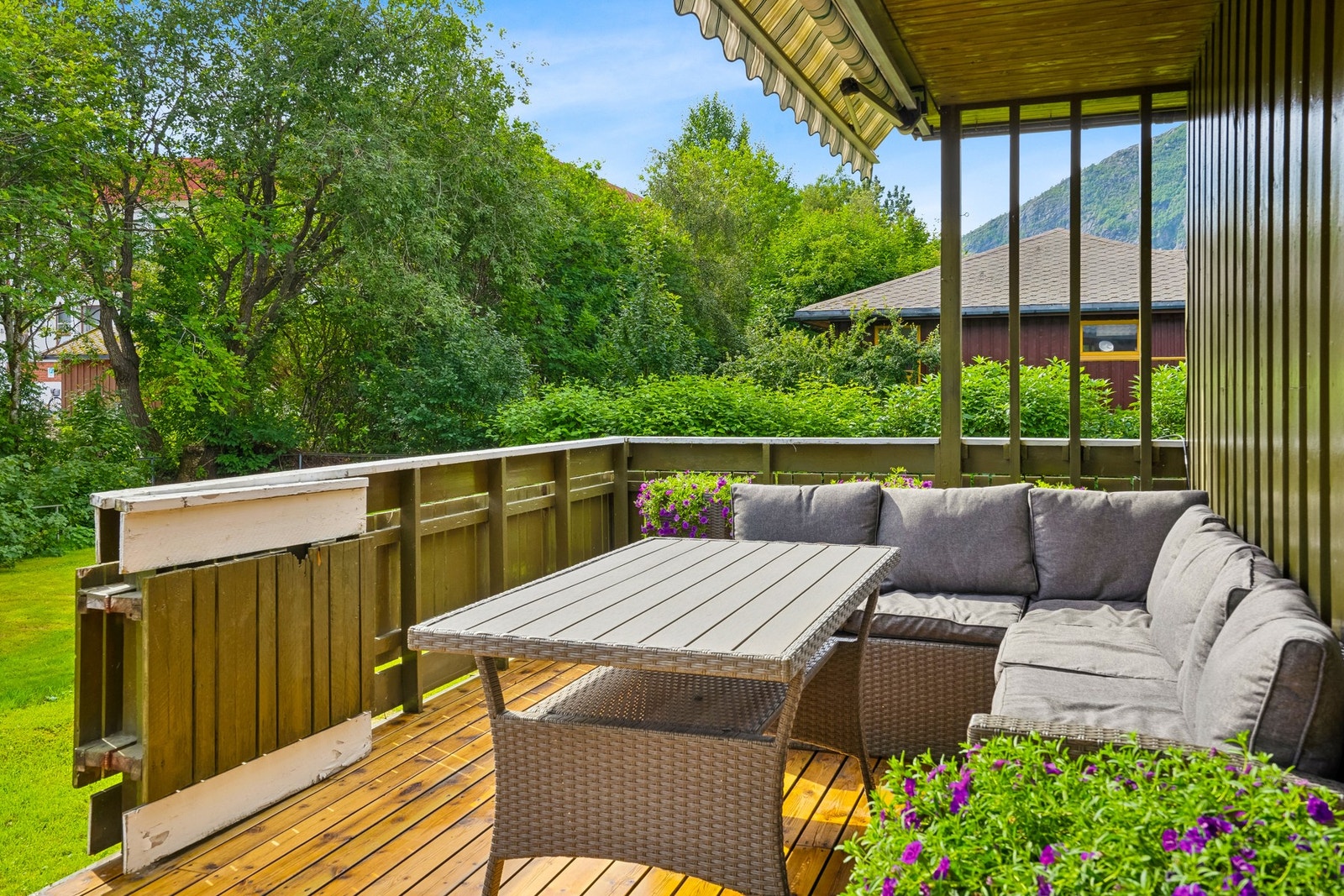 Balkong/terrasse mot sørøst på 24m², takoverbygg på ca. 11m². Galleribilde