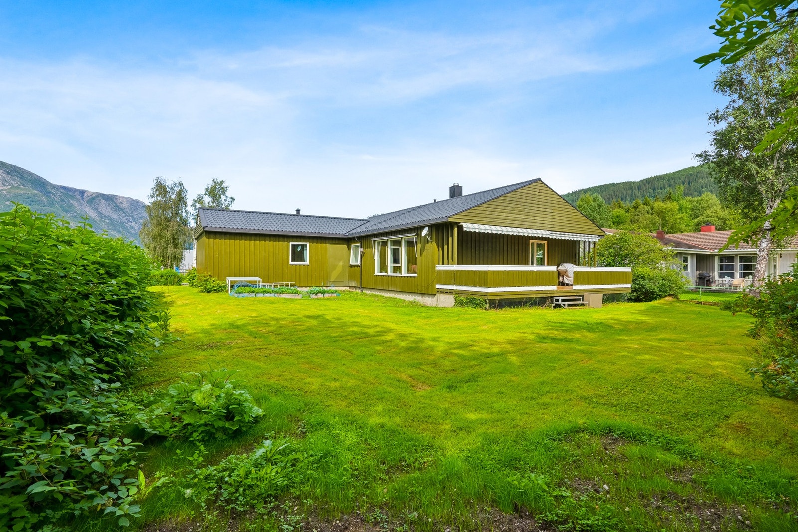 Boligen ligger i et attraktivt og solrikt område på Skolestad vest/nyrud ca. 1,7 km sør for Mosjøen sentrum Galleribilde