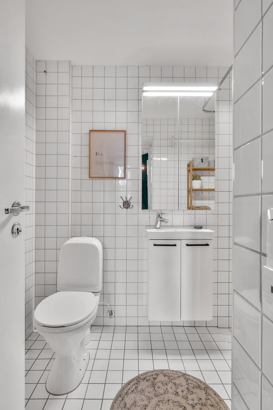 Pent flislagt på gulv og vegger i lyse delikate flis. Galleribilde