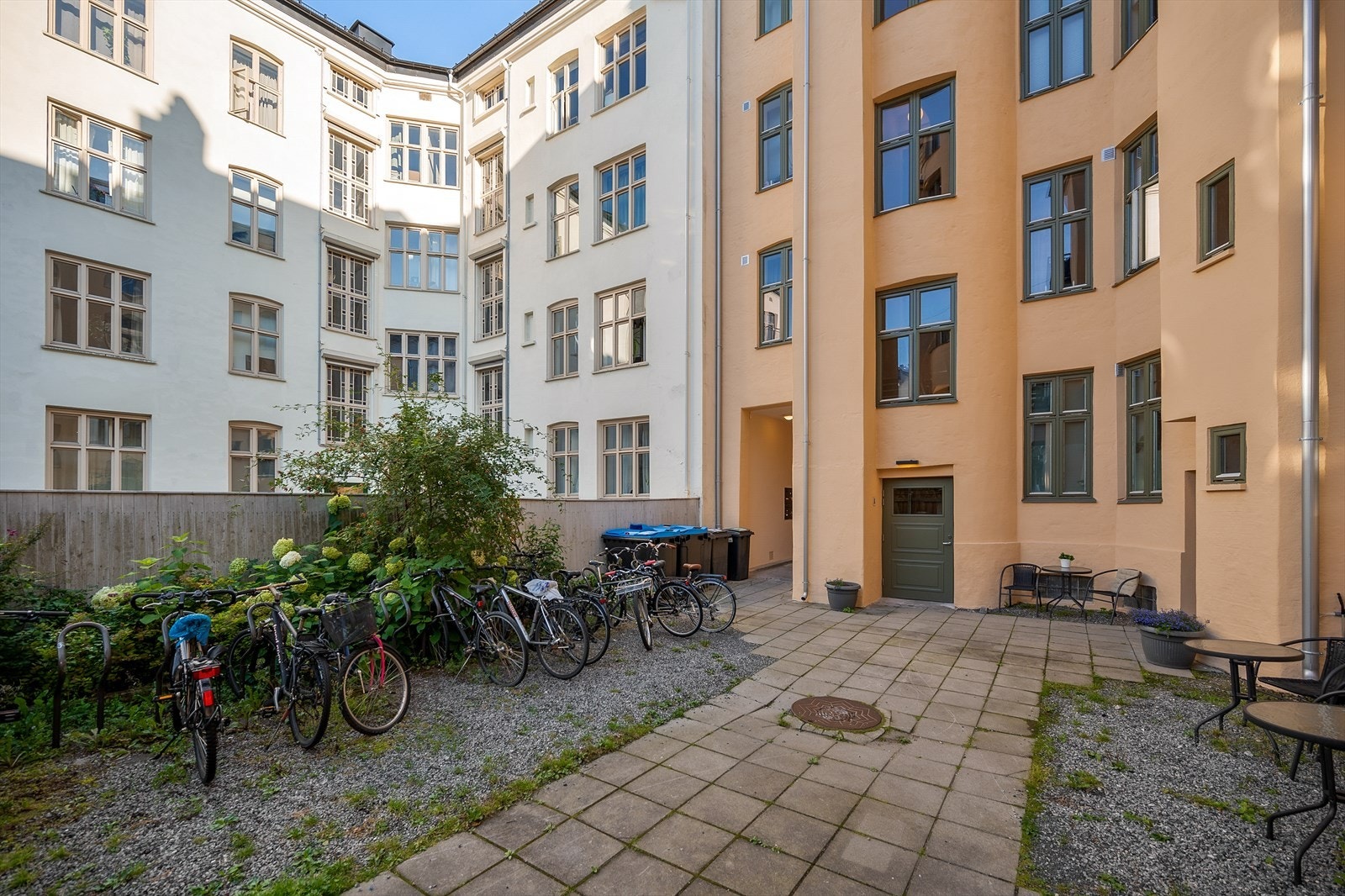Borettslaget har en koselig låst bakgård med sykkelparkering og hyggelige sittegrupper. Galleribilde