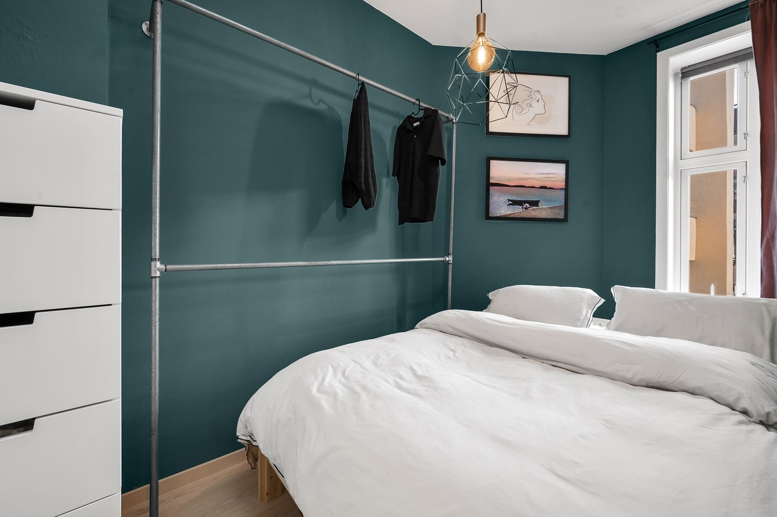 Soverommet har plass til dobbeltseng. Det er satt inn smart klesstativ som gir rom for å henge opp klær. Galleribilde