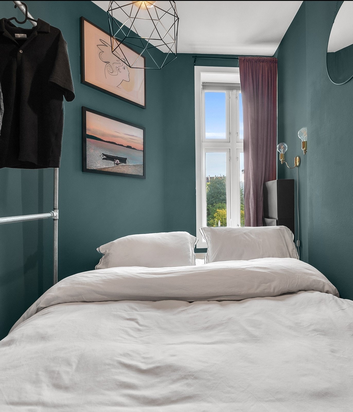 Bak sengen er det utnyttet plass med vegghengt hylle. Galleribilde