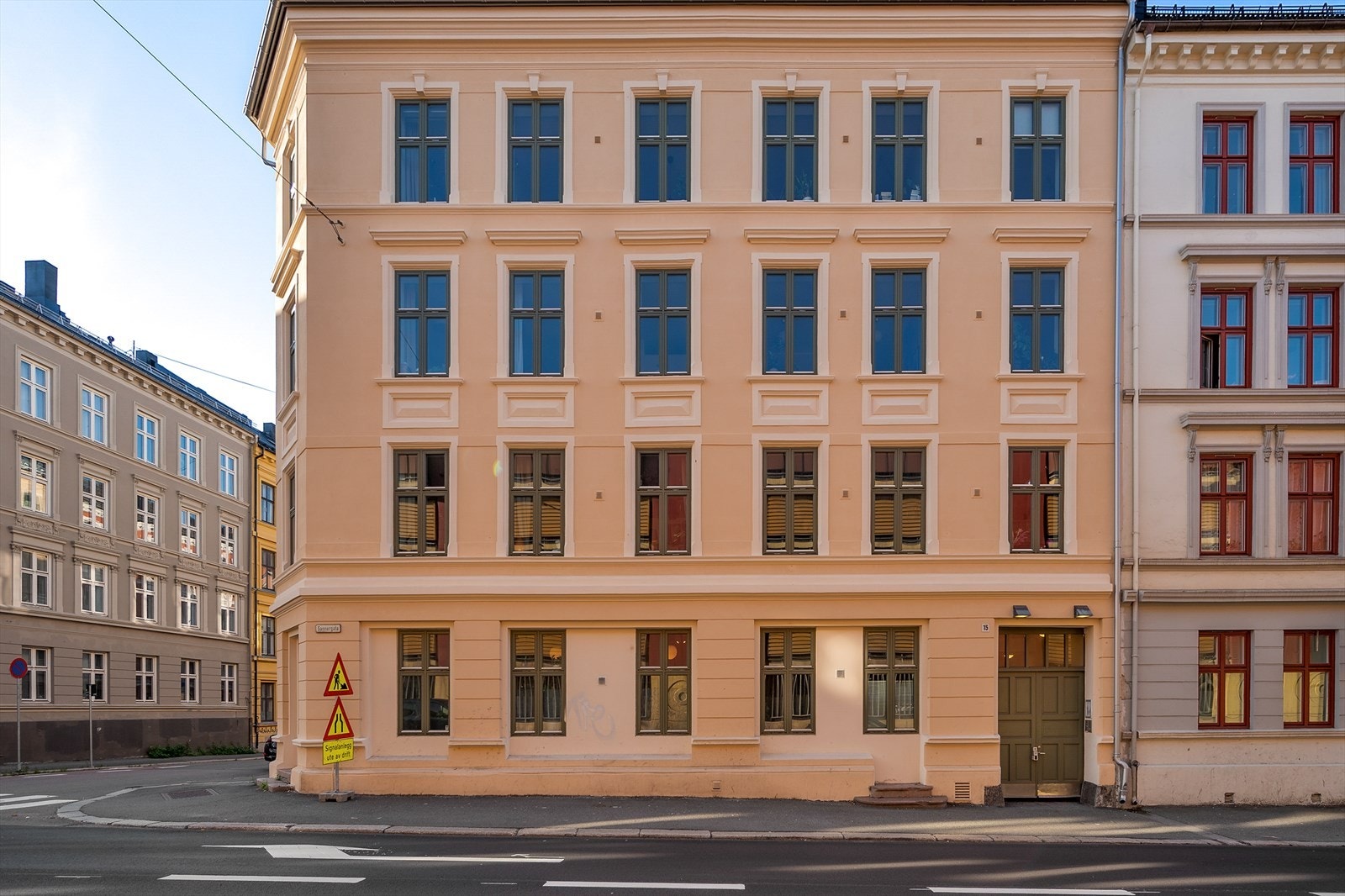 Her vil du bo i en koselig bygård med klassisk og pen fasade. Galleribilde