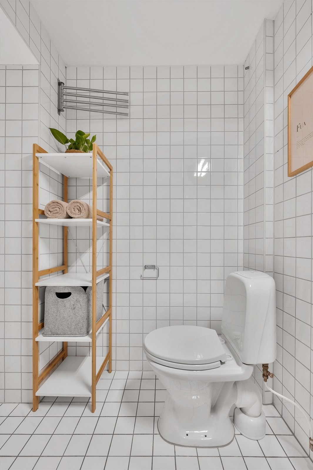 Det er plass til hylleløsning for oppbevaring av håndklær og annet. Galleribilde