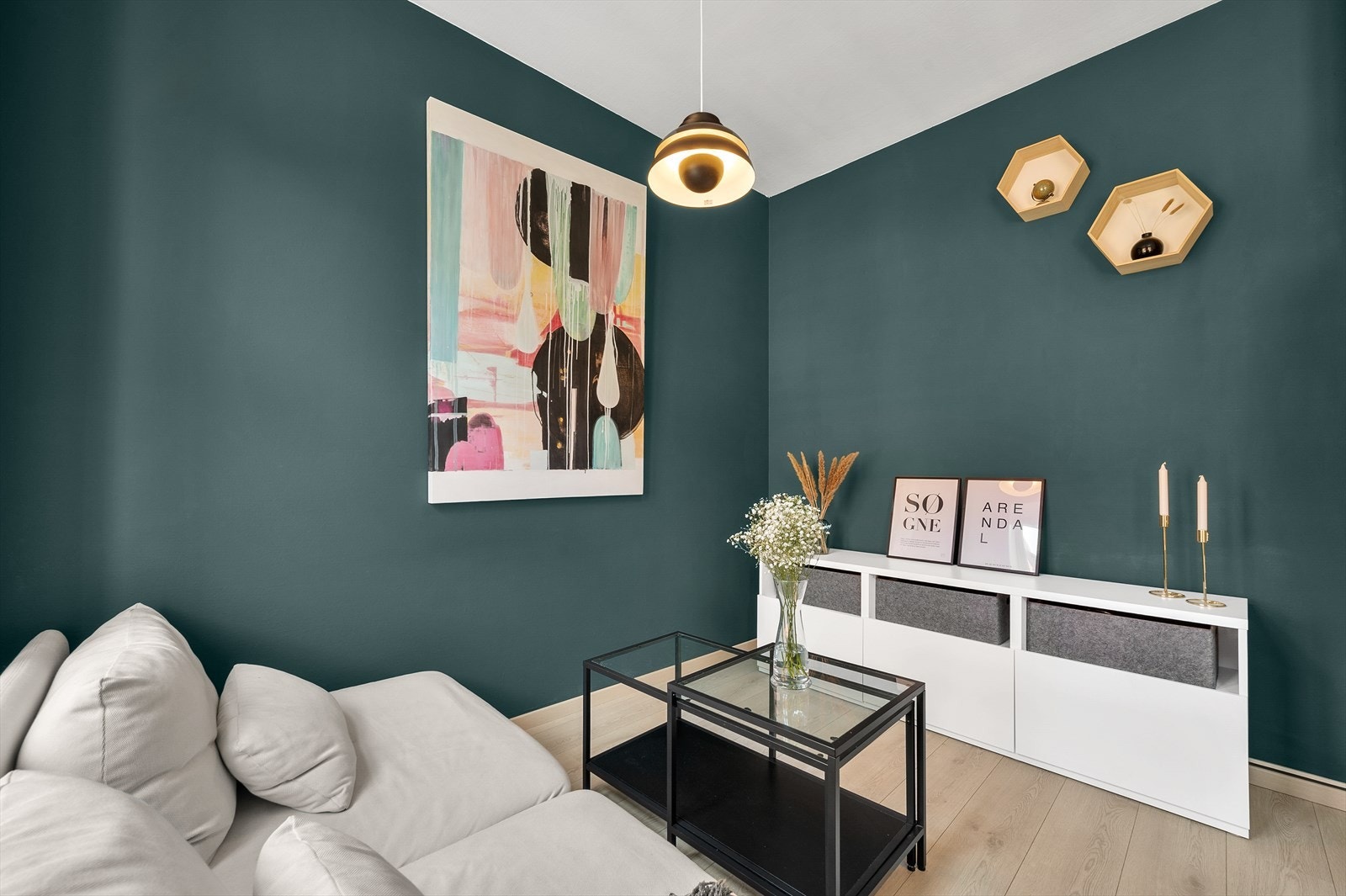 Stuen har en naturlig medievegg med plass til tvbenk. Galleribilde