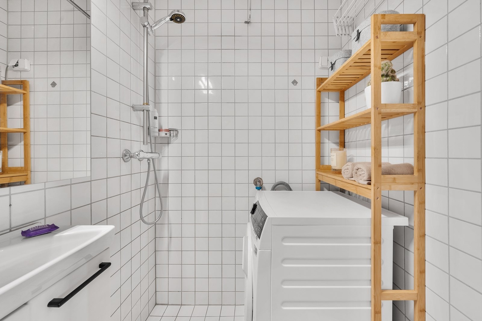 Badet har dusjhjørne og opplegg til vaskemaskin. Galleribilde