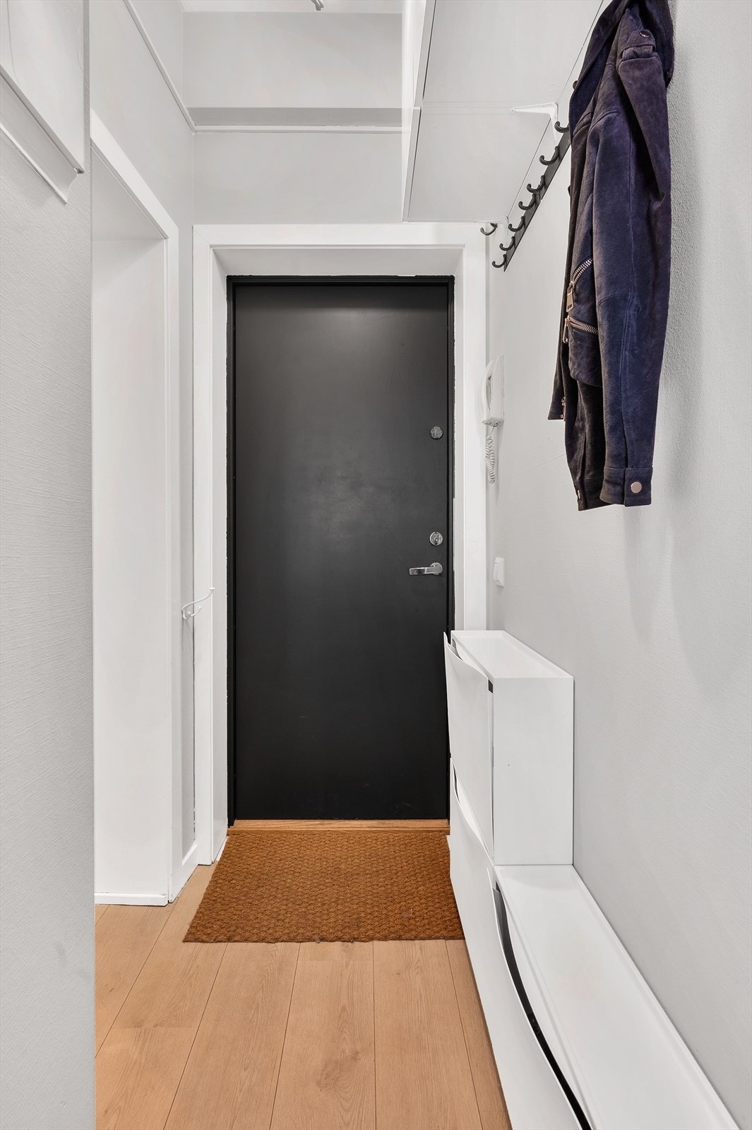 Hyggelig entré ønsker deg velkommen inn. Det er oppbevaring til jakker med knagger og til sko i vegghengte hyller. Ved inngangspartiet er det adkomst til leilighetens soverom og bad. Galleribilde