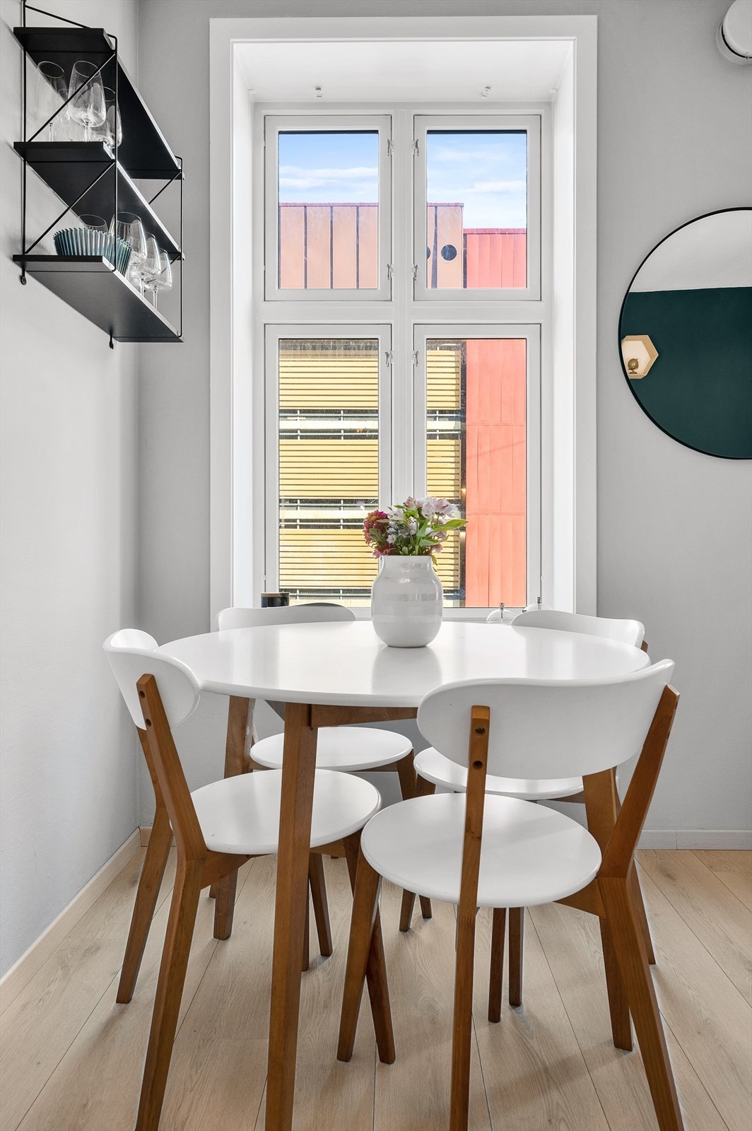 Stuen har også plass til en koselig spisegruppe ved vinduet. Galleribilde