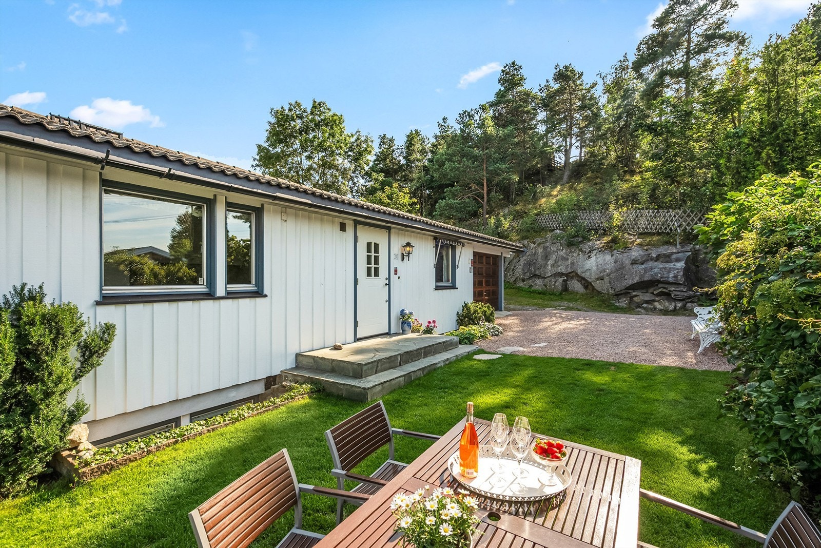 Eiendommen har en attraktiv plassering, solrikt og flott med sol fra tidlig morgen og frem til ca. kl. 19:00 på sommeren. Galleribilde