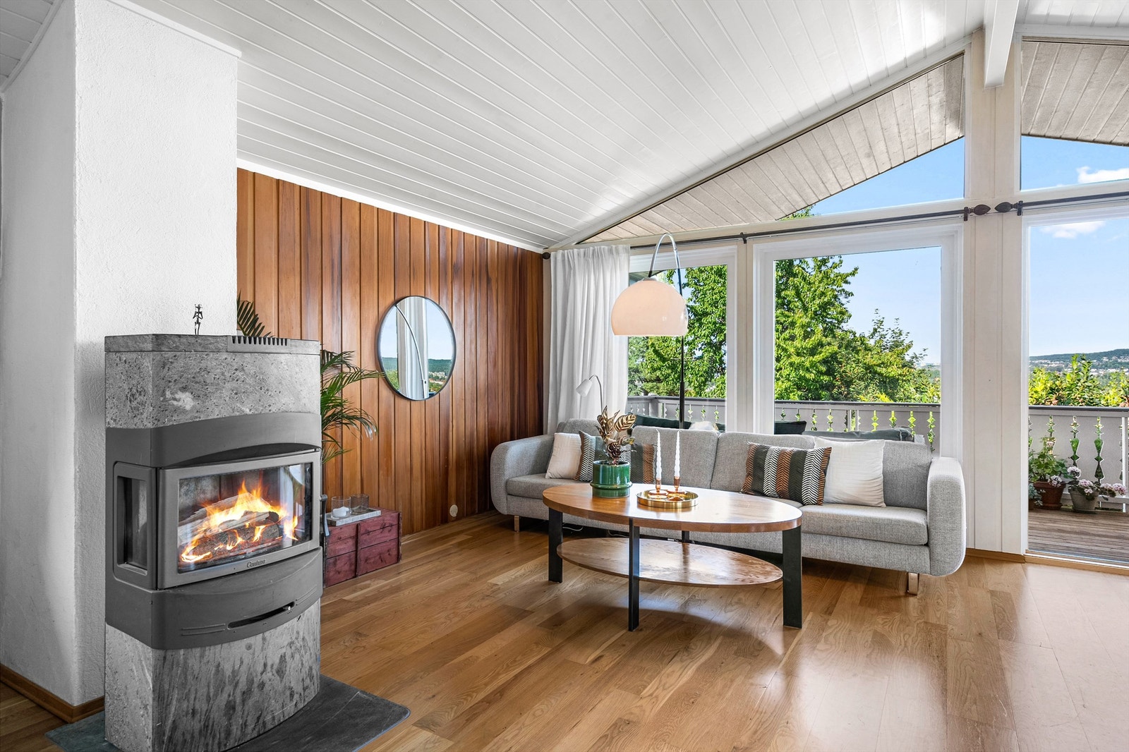 Lys og luftig stue m/utgang til terrasse. Galleribilde