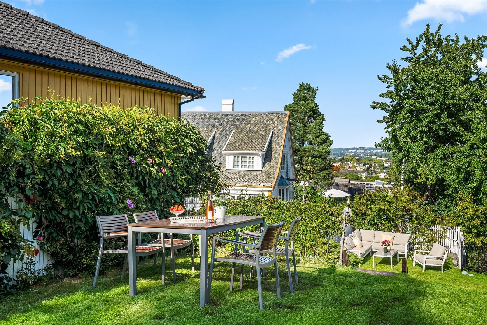 Hagen egner seg godt for både utendørs lek, avslapning og sosiale sammenkomster. Galleribilde