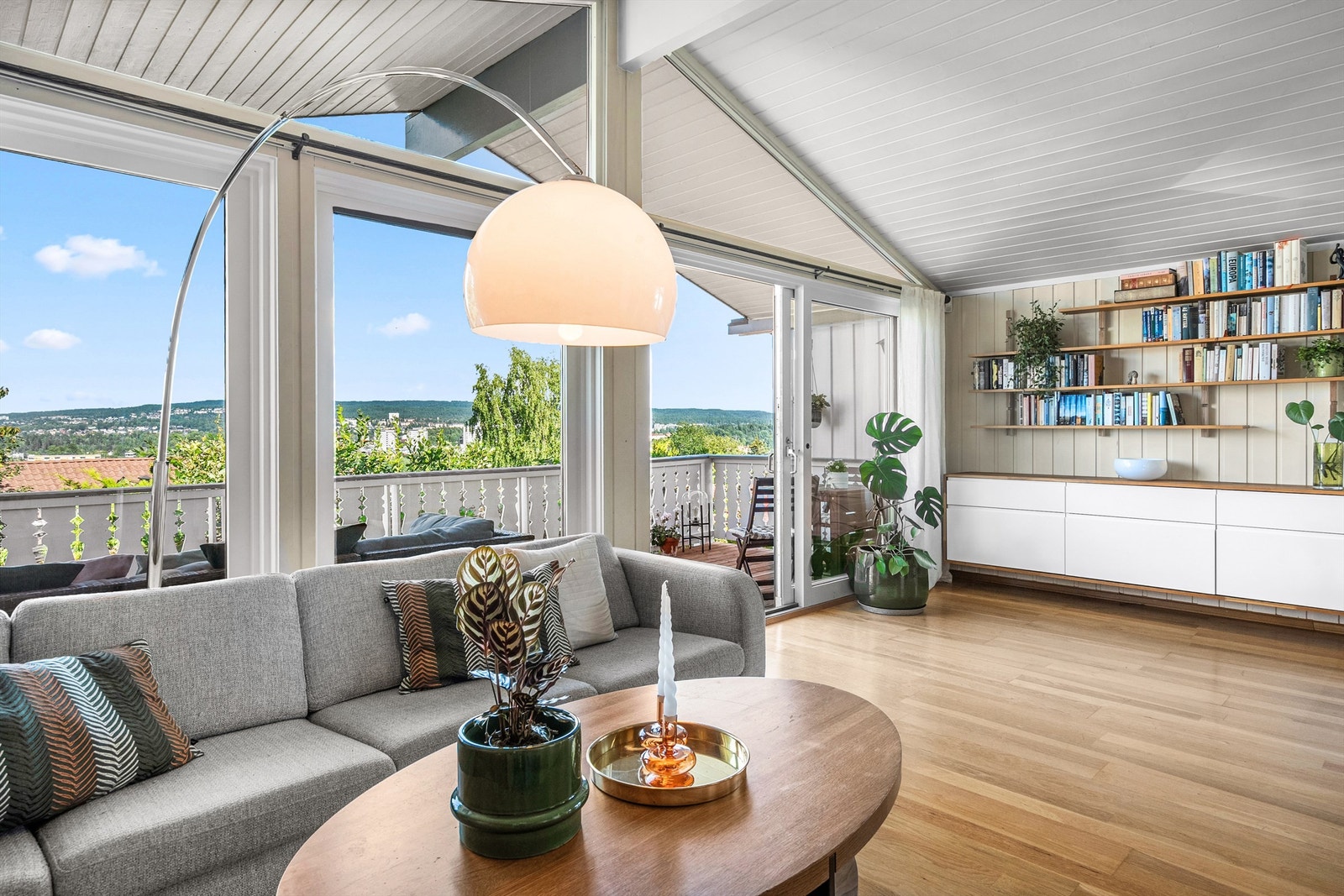 Stuen er lys og luftig, med vindusflater fra gulv til tak og med utsikt til horisonten over Østmarka. Galleribilde