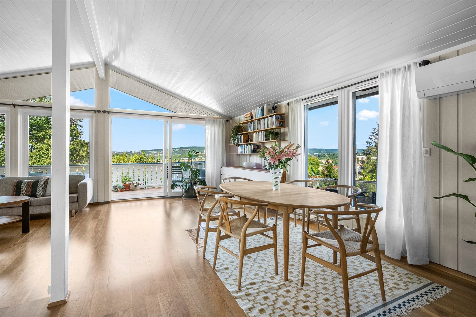 Planløsningen er gjennomtenkt og åpner for flere møbleringsmuligheter, med god plass til både sofagruppe, TV-møbler og et spisebord med tilhørende stoler. Galleribilde