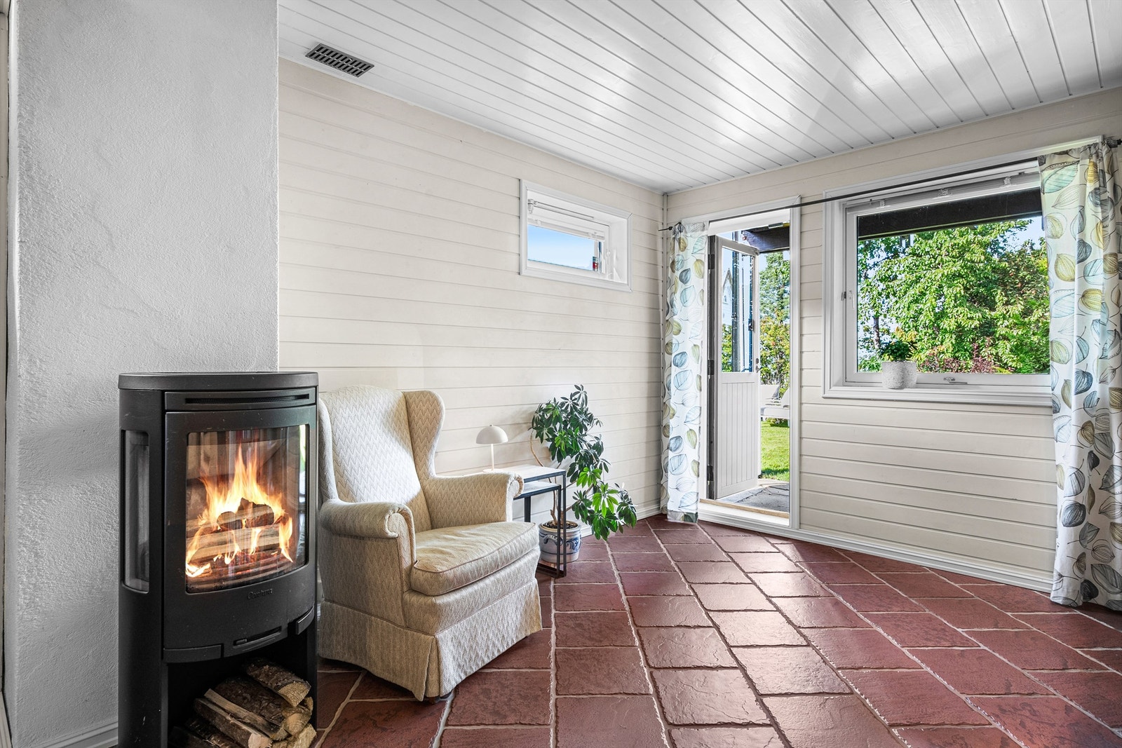 Her er det god plass til sittegruppe. I kjellerstuen er det også en koselig peisovn som tilfører rommet ekstra varme og en behagelig atmosfære. Galleribilde