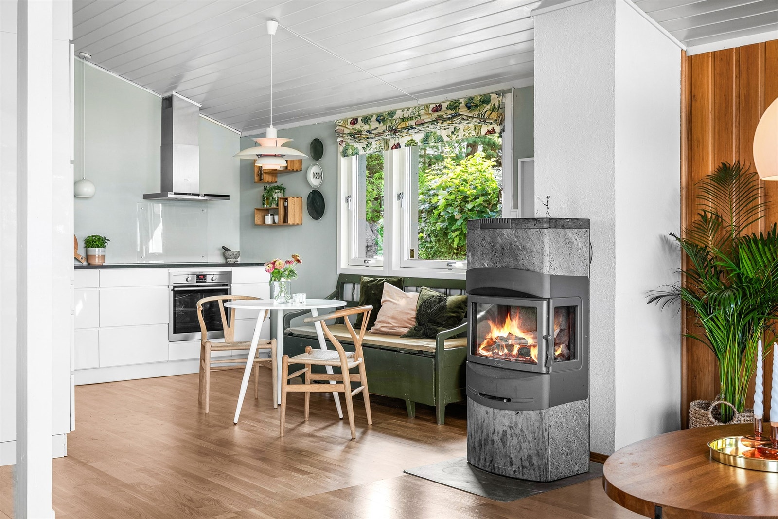 Moderne kjøkken fra danske Kvik Mano med god skap- og benkeplass. Galleribilde