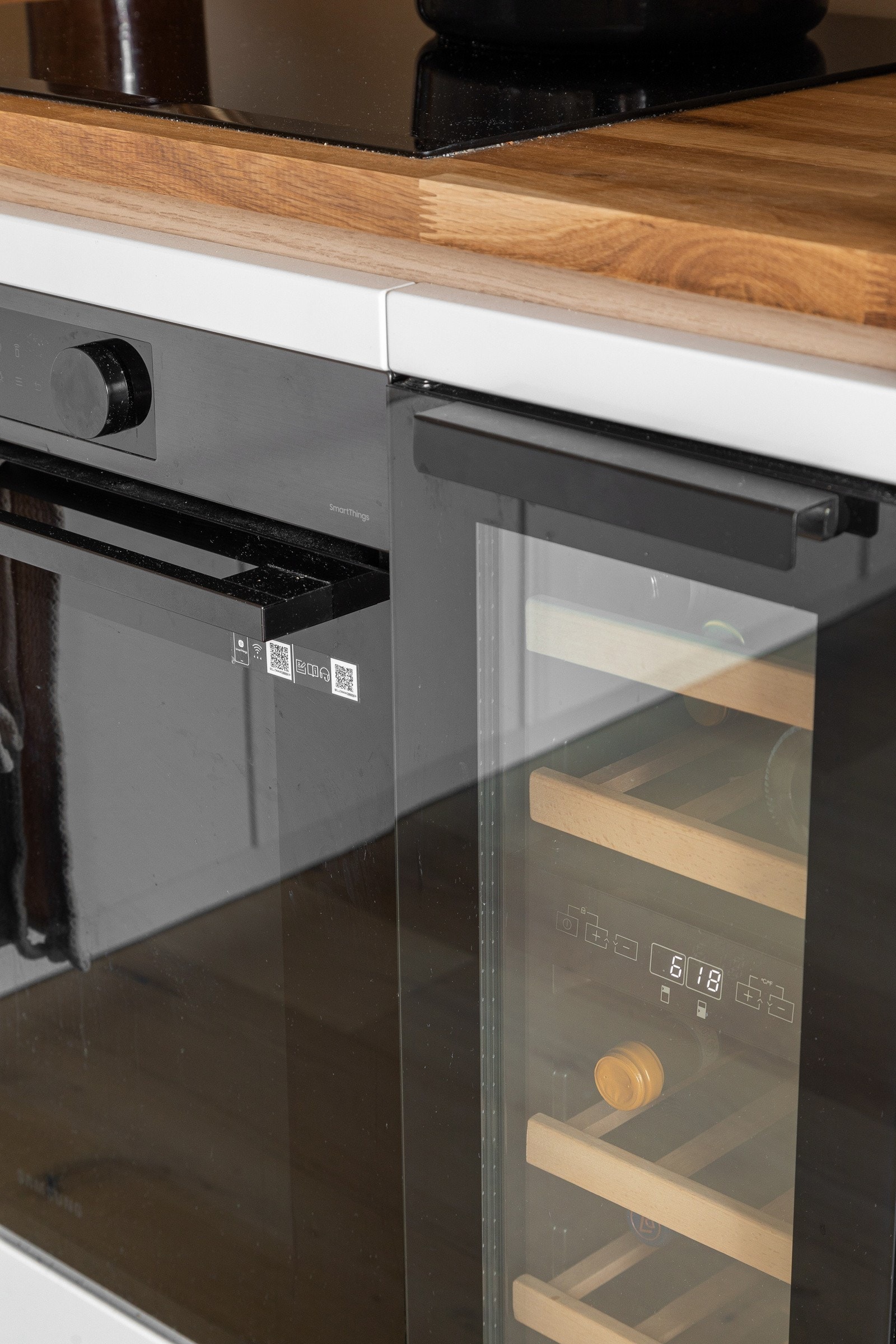 Integrerte hvitevarer som oppvaskmaskin og koketopp fra Electrolux, stekeovn og kjøl/frys fra Samsung og vinskap fra Norcool Galleribilde