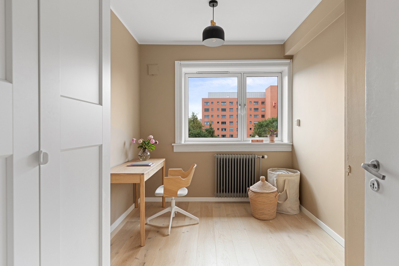 Soverom 2 er også av god størrelse, med plass til seng og garderobe Galleribilde