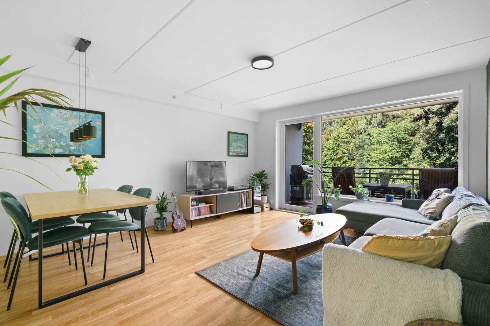 Romgslig stue med gode innredningsmuligheter for både sofa-/spisegruppe og oppbevaringsmøblement. Galleribilde