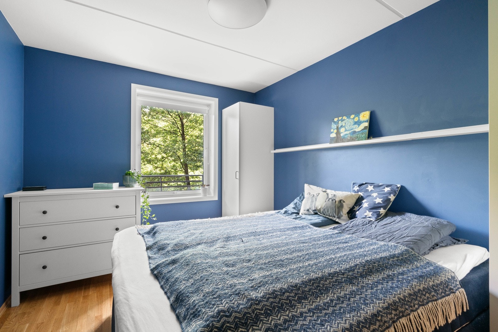 Leilighetens soverom er av god størrelse med plass til dobbeltseng, nattbord og oppbevaringsmøblement. Galleribilde