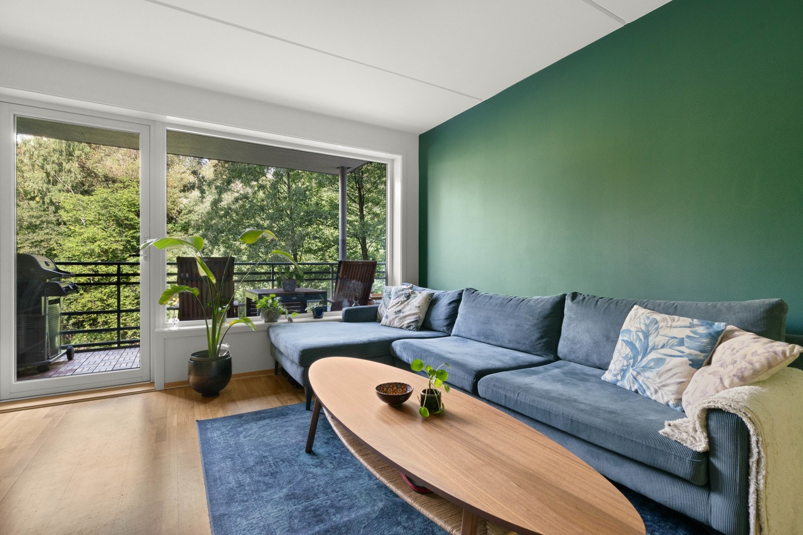 Leiligheten ligger i et populært og meget sentralt boligområde på Lilleborg/Sagene i Oslo, men allikevel noe stille og tilbaketrukket. Det er nærhet til alle typer bymessige fasiliteter, samt flotte tur- og rekreasjonsområder. Galleribilde