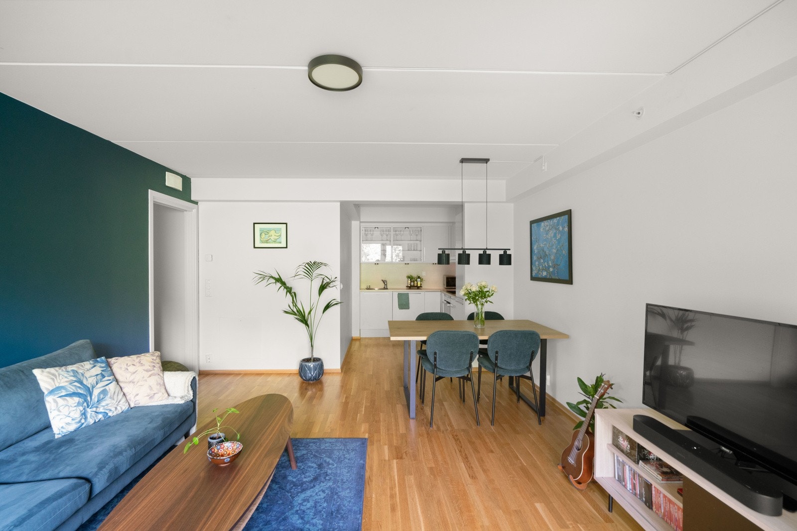 Kjøkken og stue i praktisk åpen løsning. Galleribilde