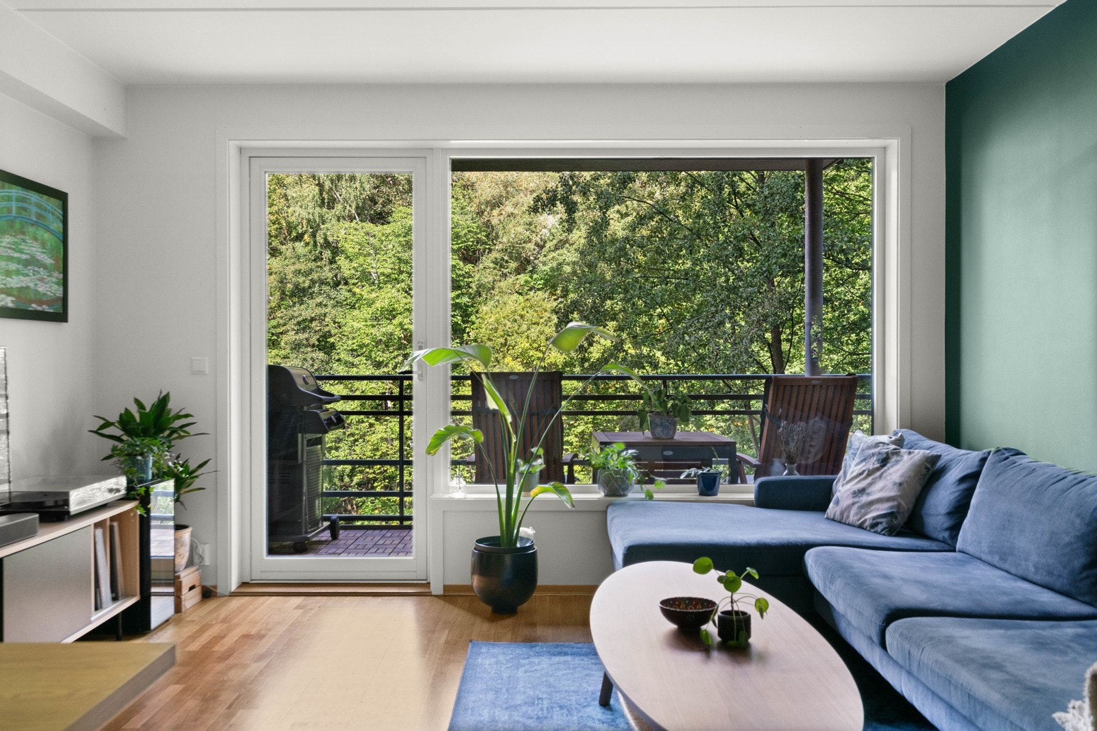 Stuen får rikelig med naturlig lysinnslipp fra store vindusflater. Galleribilde