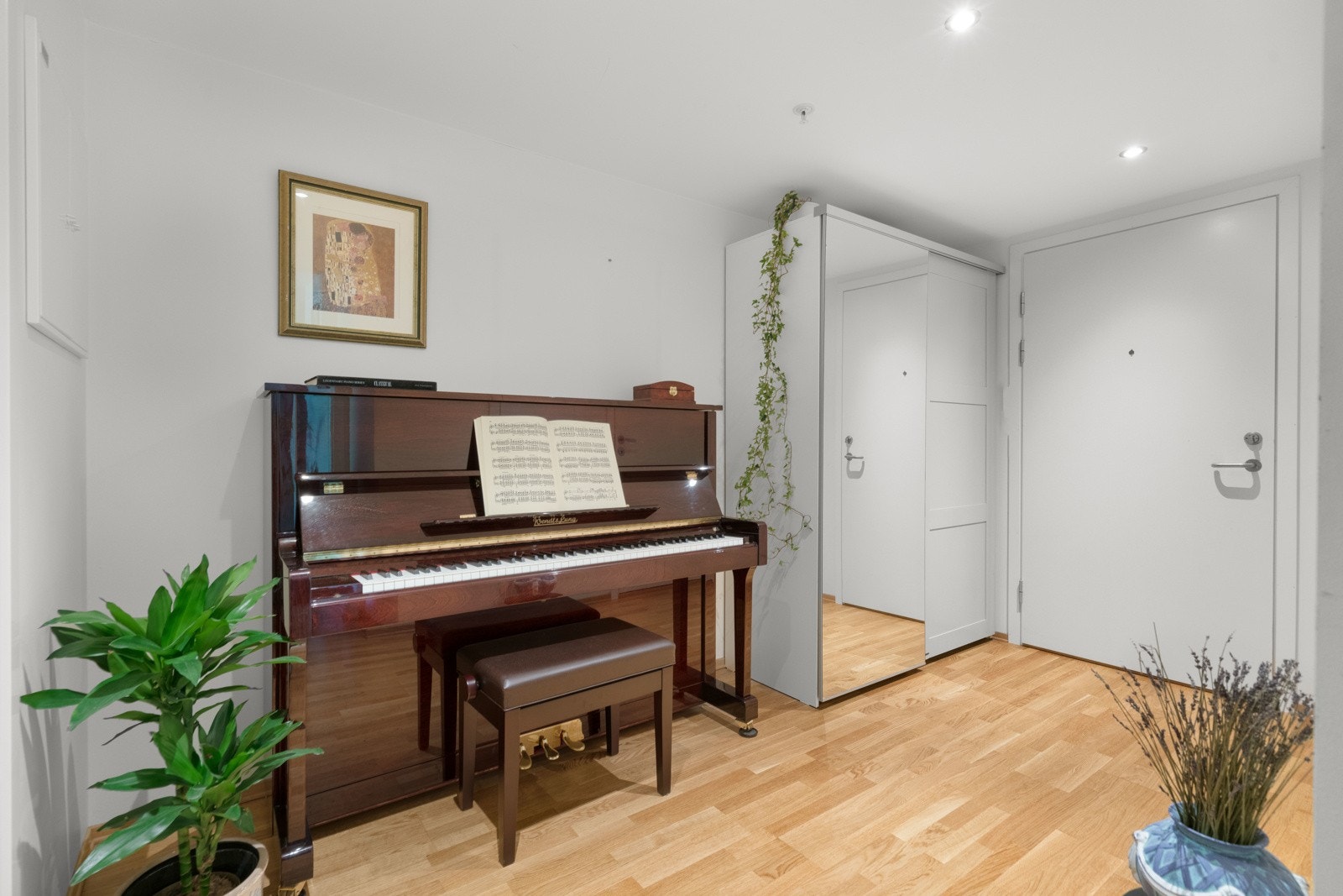 Velkommen inn! Romslig entrè med rikelig av oppbevaringsplass. Galleribilde