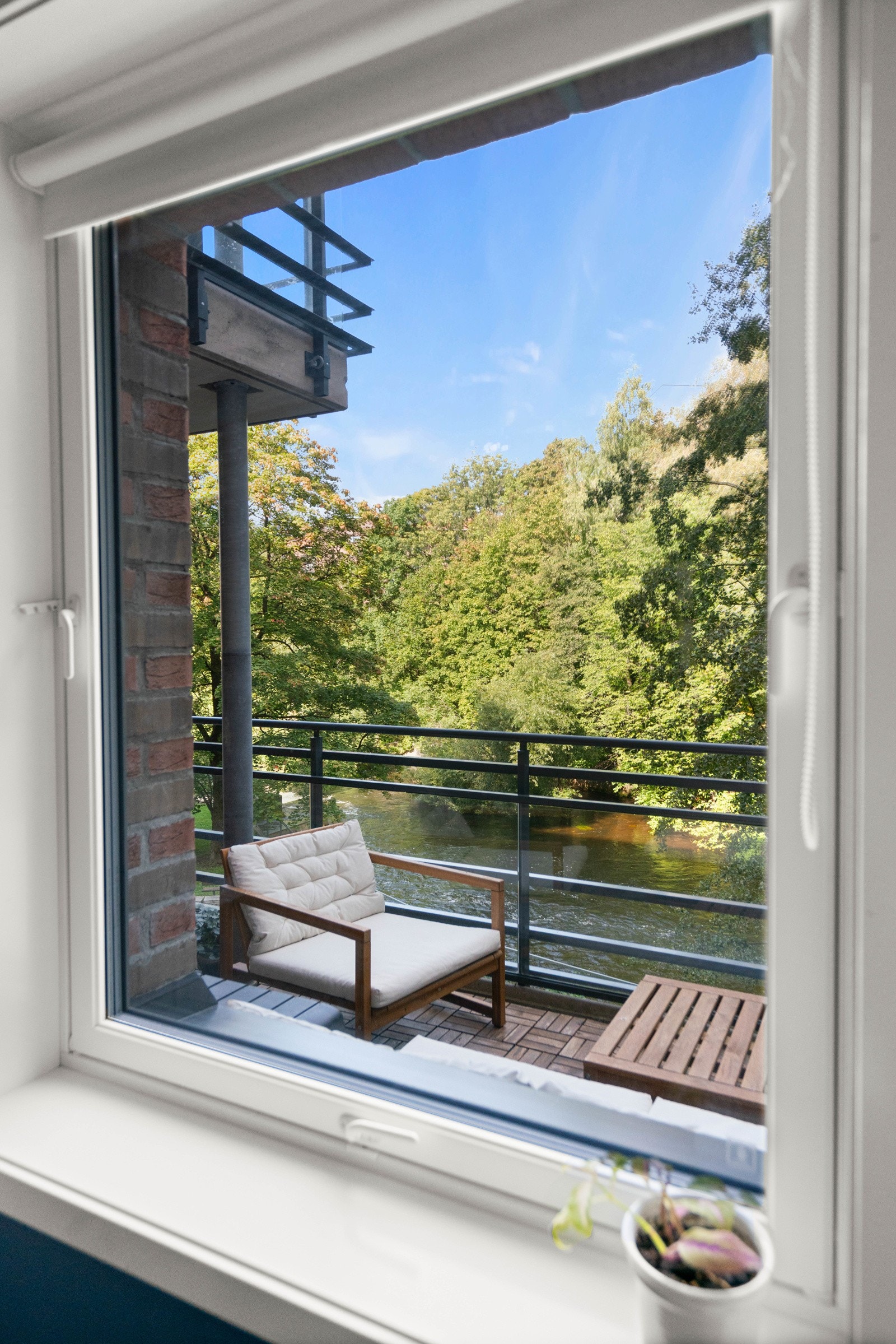 Idyllisk utsikt fra soveromsvindu. Galleribilde