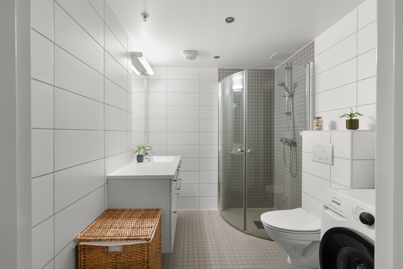 Klassisk flislagt bad fra 2012 med varmekabler i gulv og opplegg for vaskemaskin. Galleribilde