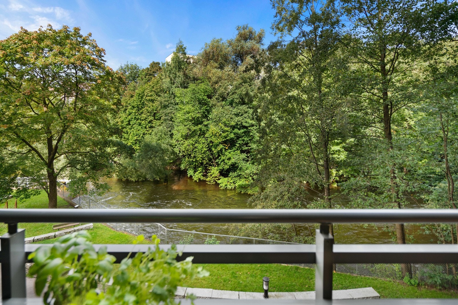 Balkongen vender ut mot frodige Akerselva. Galleribilde