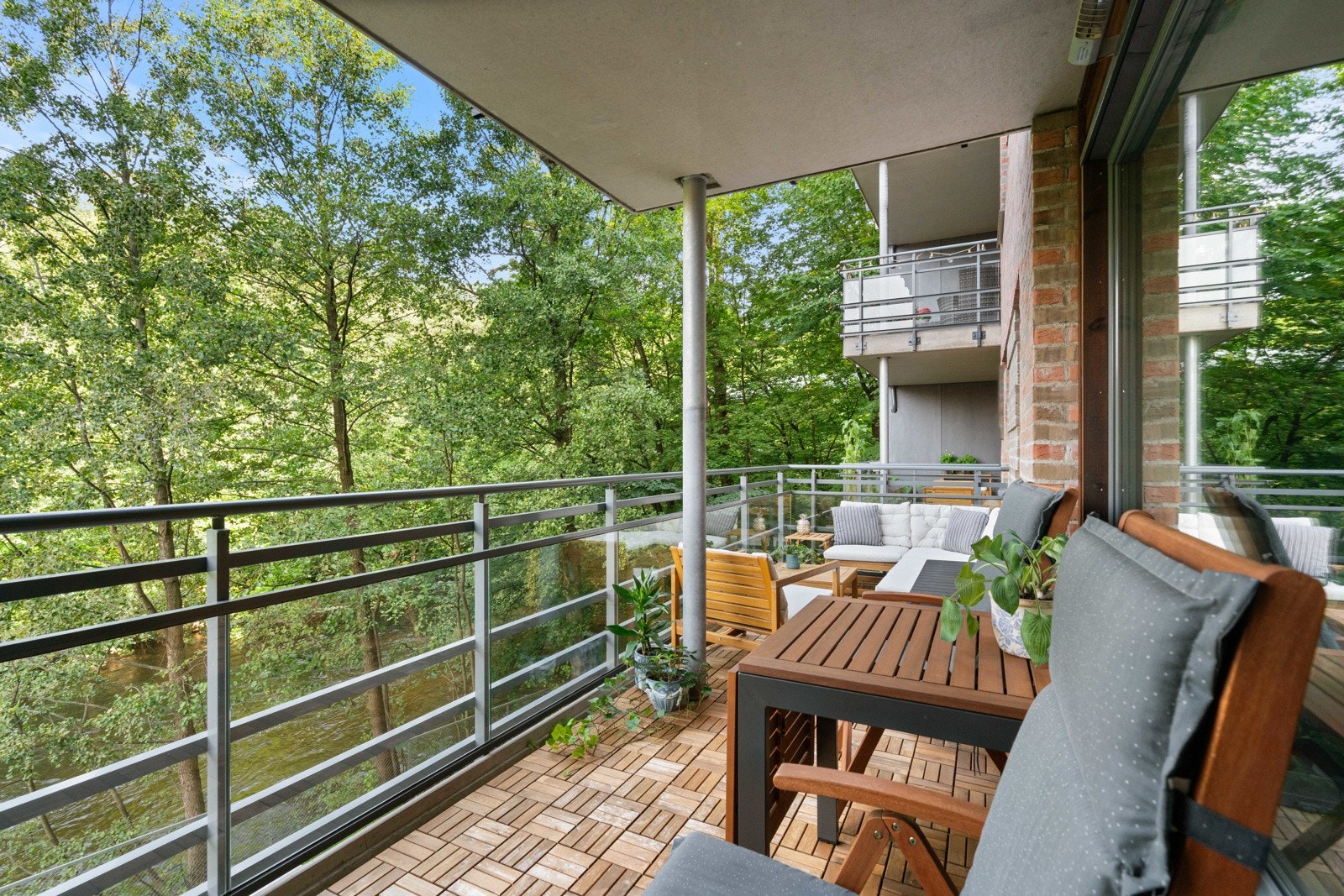 Fra stuen er det adkomst til balkong på 14 kvm med god plass til utemøblement og grill. Galleribilde