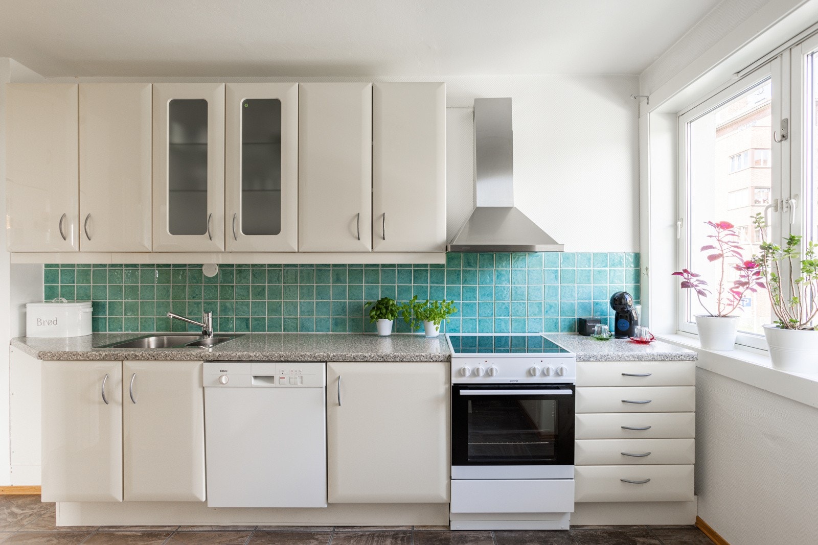 Lys og tidløs kjøkkeninnredning fra 2003 med god skap- og benkeplass. Innredningen har lyse profilerte fronter og laminert benkeplate med nedfelt oppvaskkum. Praktisk med fliser i benkeryggen og belysning under overskapene. Galleribilde