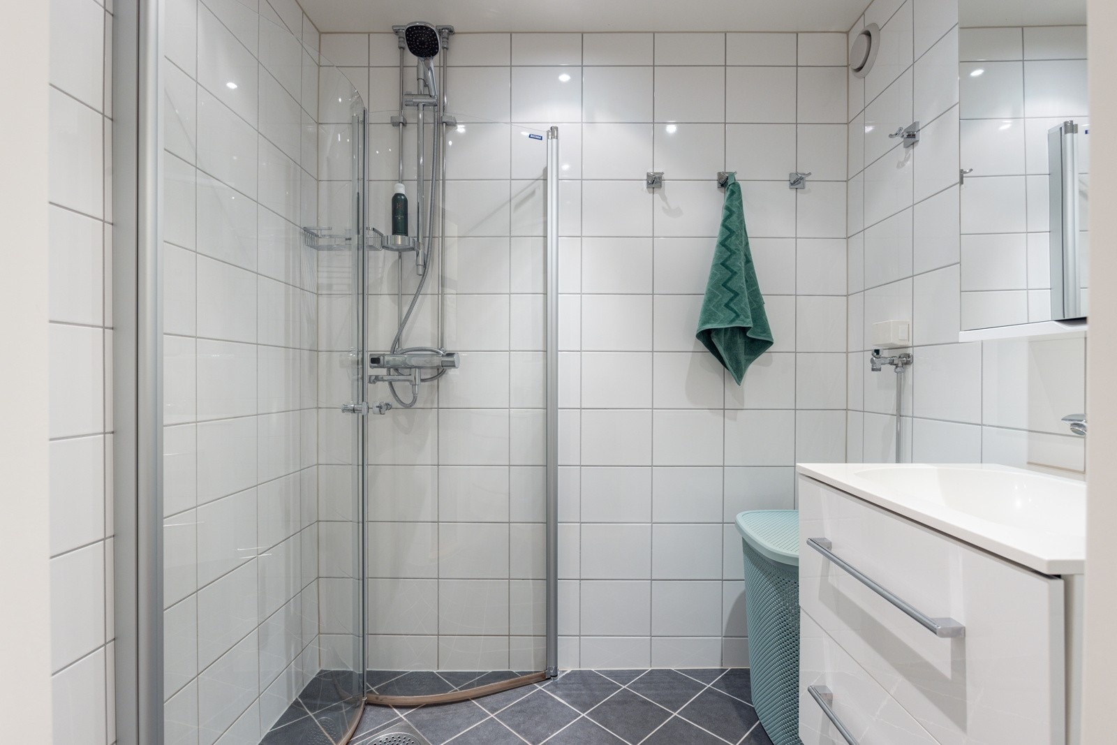 Leiligheten har et lyst og pent flislagt baderom som ble pusset opp i regi av borettslaget i 2017. Baderommet har mørke fliser på gulv med gulvvarme, hvite fliser på veggene og downlights i himlingen. Galleribilde