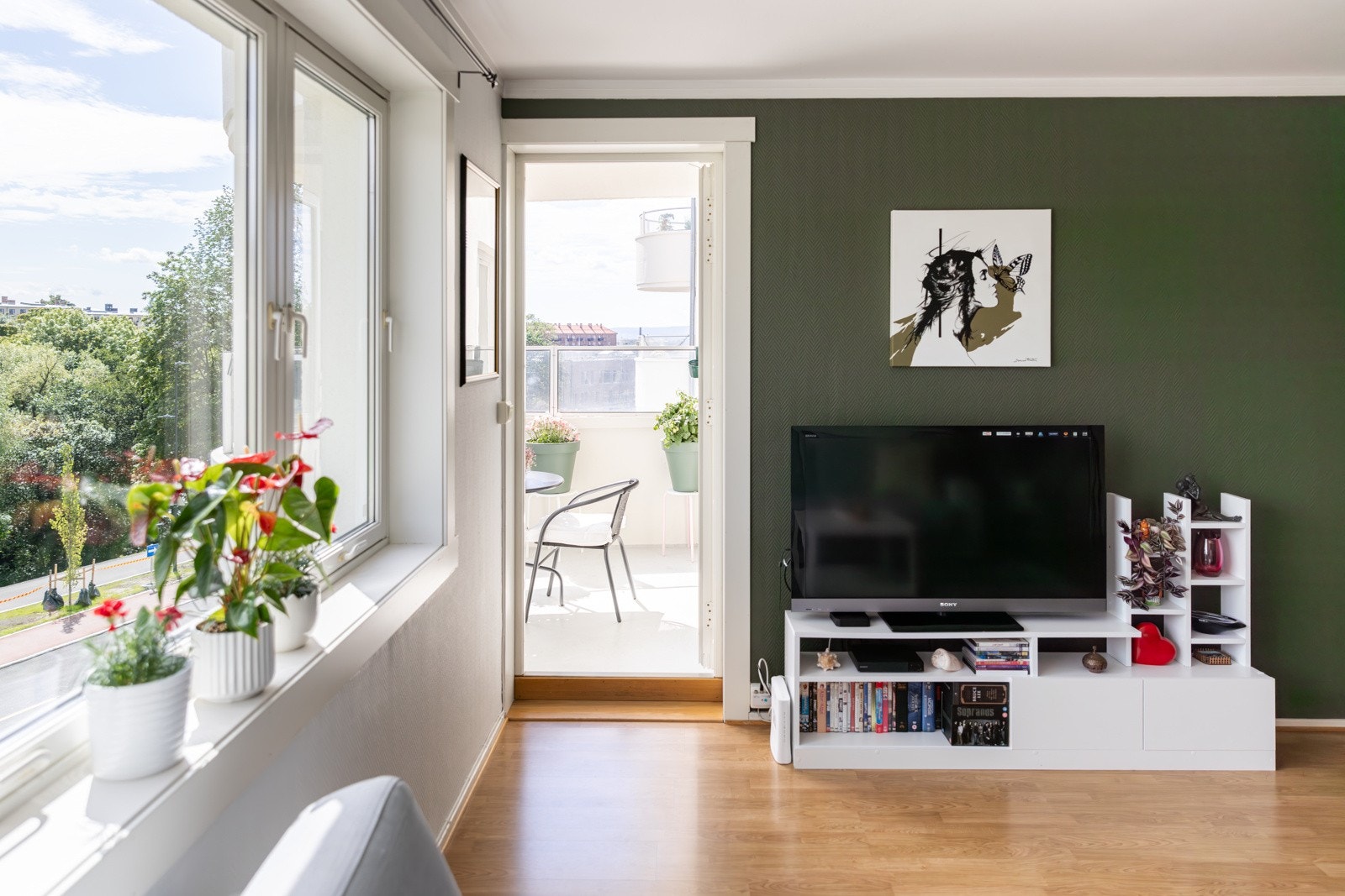Fra stuen har du utgang til en flott og solrik sydøst balkong på ca. 6m². Galleribilde
