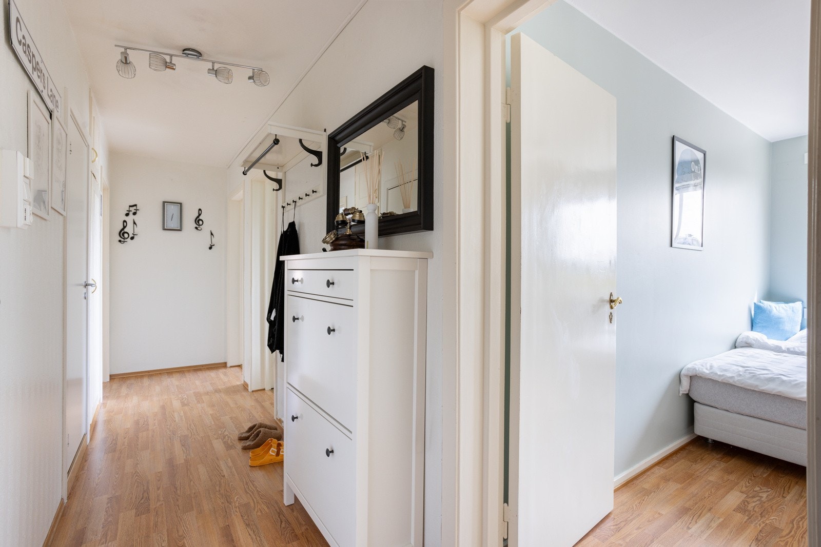 I entréen har du plass til oppheng av yttertøy og sko i medfølgende skoskap. Galleribilde