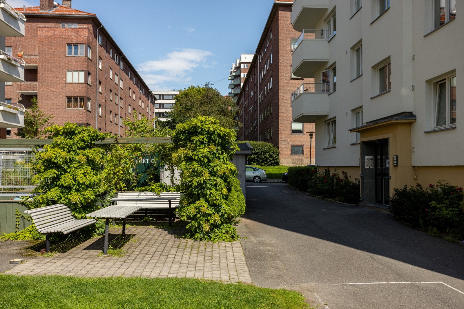Fellesområder opparbeidet med plenarealer, trær, prydbusker, diverse beplantning, sittegrupper, sykkelparkering, grillplass, felles vaskeri, felles garasjeanlegg og asfalterte internveier. Galleribilde